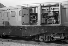 849633 Afbeelding van geopende motorhuif van de diesel-electrische locomotief nr. 2801 van de N.S. op het emplacement ...